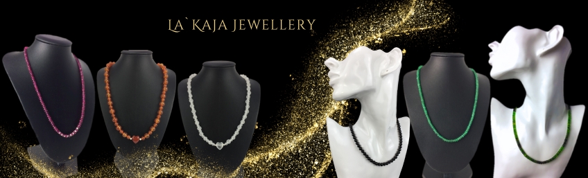 Edelsteinschmuck von La`Kaja Jewellery Bannerbild Halsketten Damen & Herren mit Glitzerdeko im Hintergrund