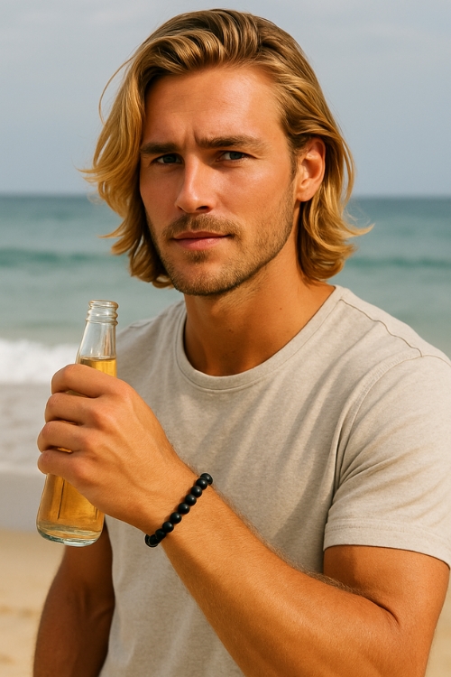 Attraktiver Mann am Strand mit Onyx Armband für Herren von La`Kaja