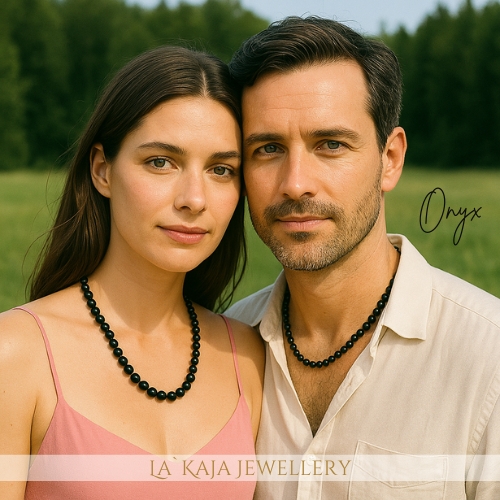 Edelstein Halsketten von La`Kaja aus Onyx getragen vom Pärchen im Grünen