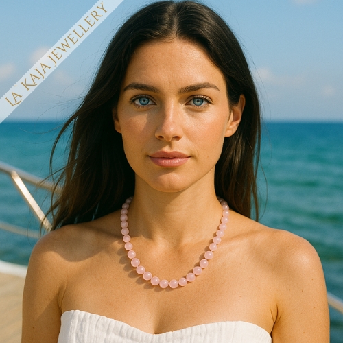 Edelstein Halsketten von La`Kaja aus Rosenquarz getragen von jungen Frau am Meer