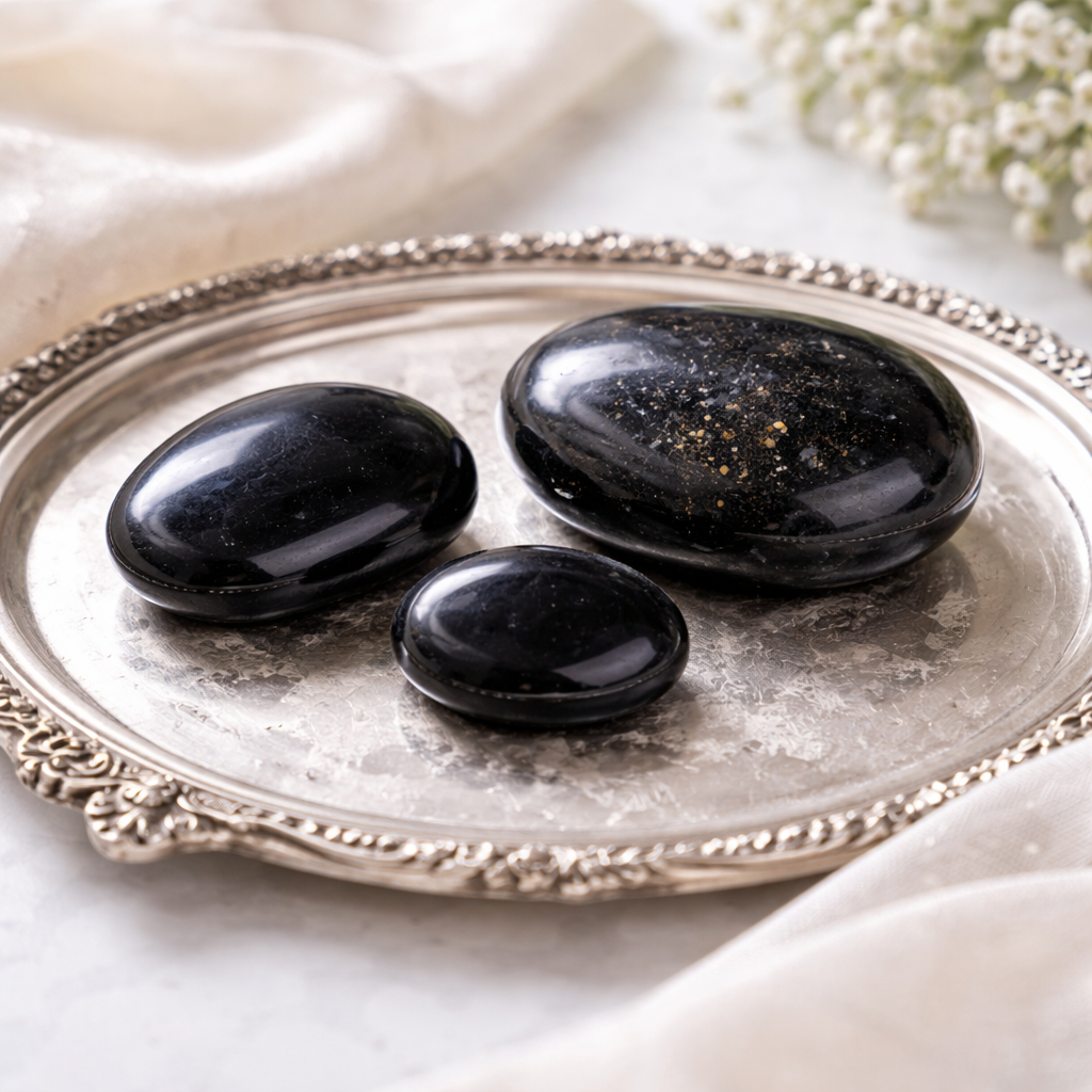 Schwarze Turmiline präsentiert auf Silbertablett