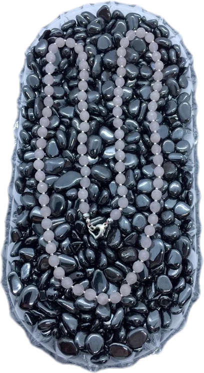Rosenquarz Halskette auf Hämatit Chips